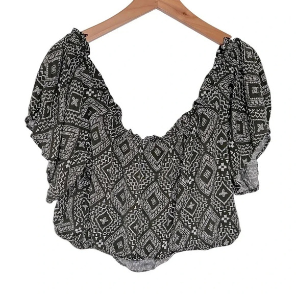 Torrid 2‎ army green with small white flowers cropped off the shoulder top - Picture 2 of 6